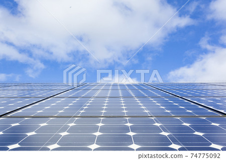 太陽電池板和藍天 太陽電池板和藍天 74775092