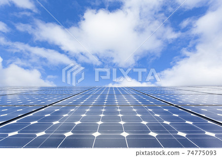 太陽電池板和藍天 太陽電池板和藍天 74775093