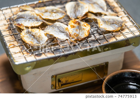Small hydrangea beach grilled charcoal grilled on a shichirin 74775913