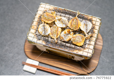 小紫陽花海灘上烤的木炭，在椎毛上烤 74775922