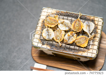 Small hydrangea beach grilled charcoal grilled on a shichirin 74775923