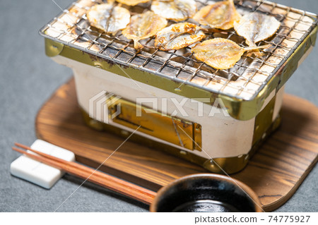 小紫陽花海灘上烤的木炭，在椎毛上烤 74775927