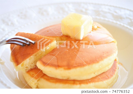 黃油和蜂蜜澆頭的熱蛋糕 黃油和蜂蜜澆頭的熱蛋糕 74776352