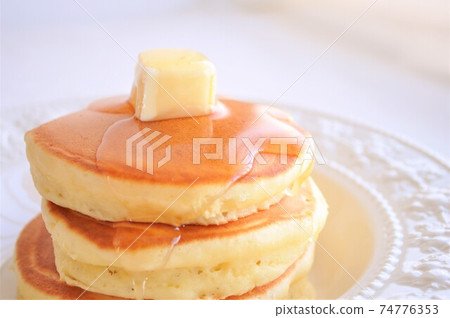 黃油和蜂蜜澆頭的熱蛋糕 黃油和蜂蜜澆頭的熱蛋糕 74776353