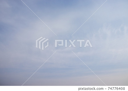 輕的多雲天空 74776408