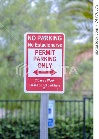 Red No Parking warning sign duplicated in Spanish Red No Parking warning sign duplicated in Spanish 74776575