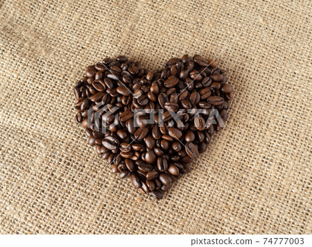 帆布上的排成愛心造型的咖啡豆 74777003