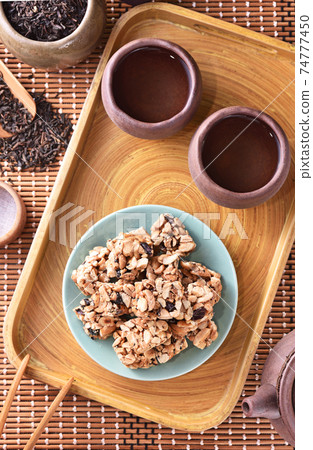 Peanut brittle   74777450