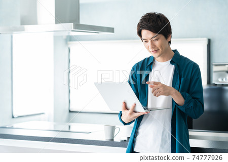 男性遠程辦公遠程工作個人計算機的生活方式 男性遠程辦公遠程工作個人計算機的生活方式 74777926