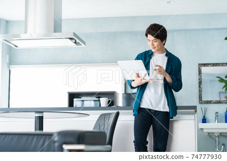 男性遠程辦公遠程工作個人計算機的生活方式 74777930