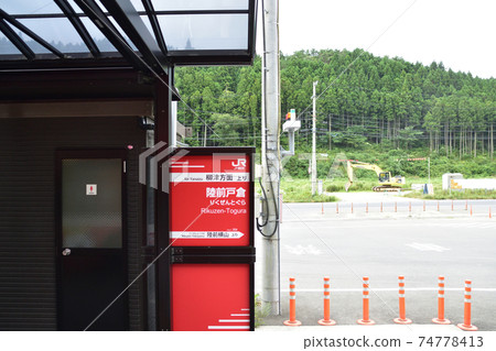從柳會站到氣仙沼站的氣仙沼線BRT火車窗口風景 74778413