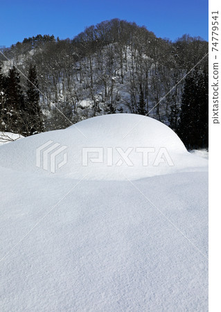 Satoyama shining in the blue sky and a huge amount of snow in Tadami Town, Fukushima Prefecture Satoyama shining in the blue sky and a huge amount of snow in Tadami Town, Fukushima Prefecture 74779541