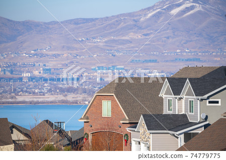Rooftops of houses overlooking the Utah Lake 74779775