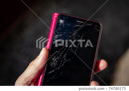 高級手拿著破裂的智能手機 74780175