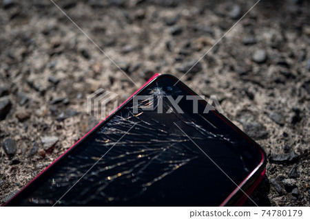 我將智能手機放在混凝土上，屏幕破裂 74780179
