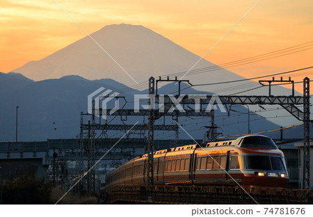 小田急浪漫汽車7000在黃昏 74781676