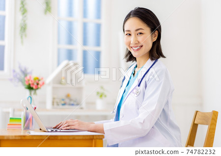 兒科檢查女醫生 74782232