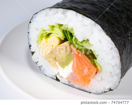 鱷梨和三文魚壽司卷 74784777