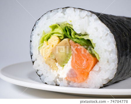 鱷梨和三文魚壽司卷 鱷梨和三文魚壽司卷 74784778