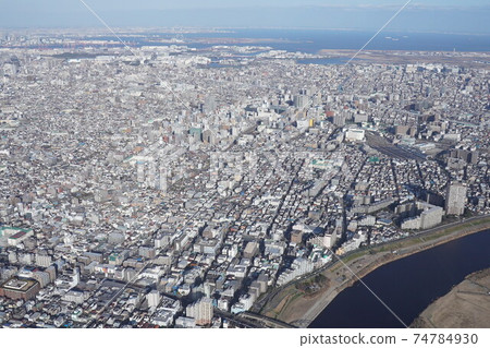 從多摩川看東京灣羽田機場大田區 74784930