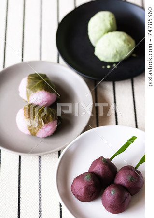 Three kinds of spring rice cake sweets 74785360