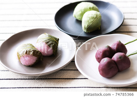 Three kinds of spring rice cake sweets 74785366