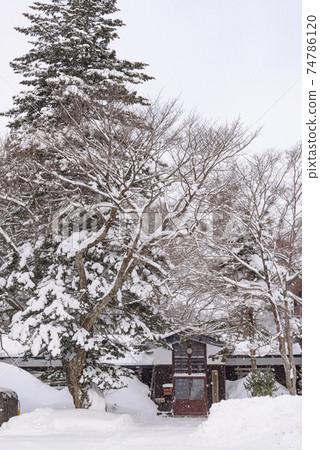 木製教學樓與雪 74786120