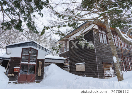 木製教學樓與雪 74786122