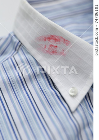 Kiss mark on the collar of her husband's shirt 74786181