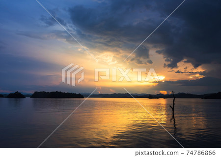 Rays of sunset at reservoir, Kanchanaburi Rays of sunset at reservoir, Kanchanaburi 74786866