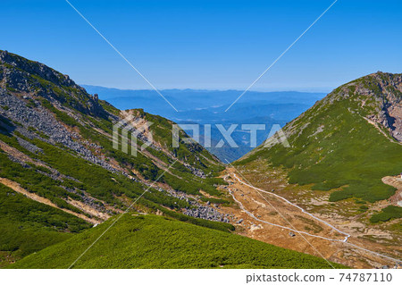 View Ebisu-dake and boardwalk on the northwest side from the summit of Mt. Fujimidake on Mt. Norikura in Gifu prefecture (Nagano prefecture) 74787110