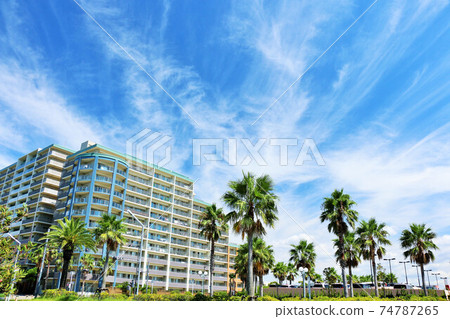 在藍天的公寓 74787265