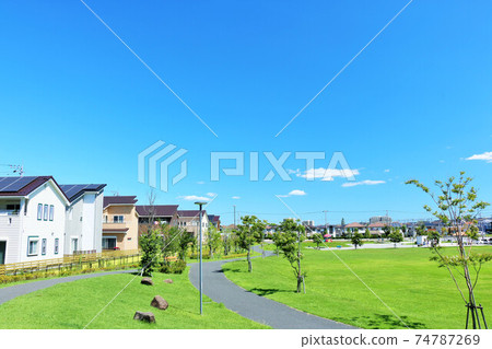 一個住宅區和藍天的一個公園 一個住宅區和藍天的一個公園 74787269
