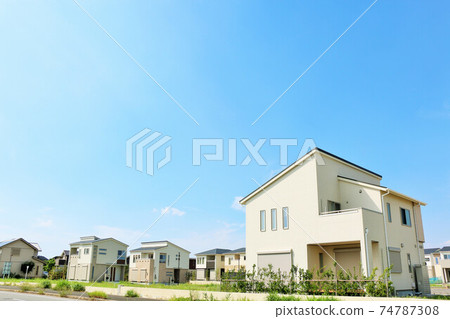 藍藍的天空中的房子 74787308