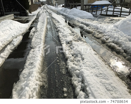 在白雪皚皚的道路上的車轍 在白雪皚皚的道路上的車轍 74788634