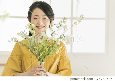 一個花瓶的年輕女子 74789386