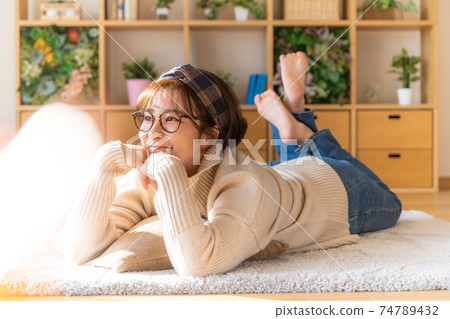 在家放鬆一個的少婦 74789432