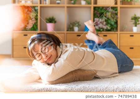 Young woman singing in the living room Young woman singing in the living room 74789438