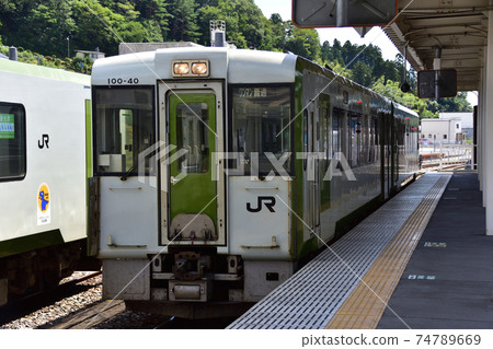 氣仙沼站附近的風景以及從氣仙沼站到大sa部站的大船渡線的BRT列車窗口 74789669