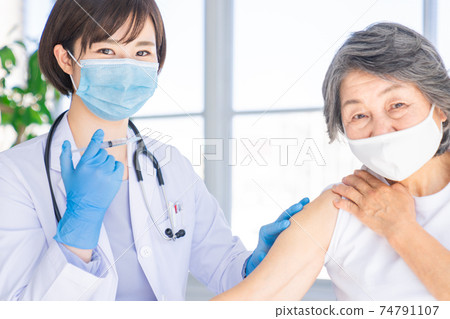 為老人接種疫苗的醫生 74791107
