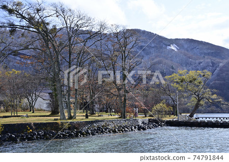 Lakeside scenery near Towada Hunan, closed house pier Lakeside scenery near Towada Hunan, closed house pier 74791844