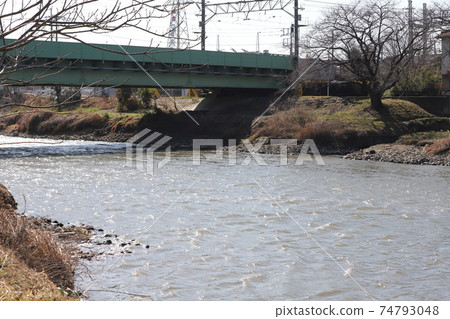 流經日本崎玉縣的元原河的風景,由於冬季強風而蕩漾 流經日本崎玉縣的元原河的風景,由於冬季強風而蕩漾 74793048