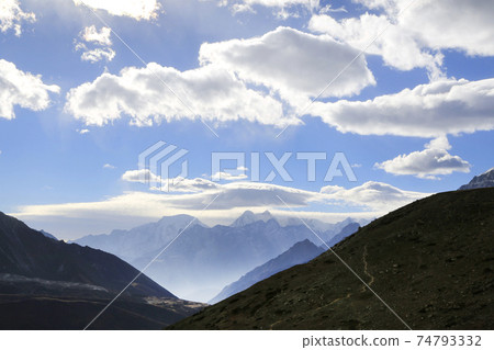 喜馬拉雅藍天和雲彩，尼泊爾 74793332
