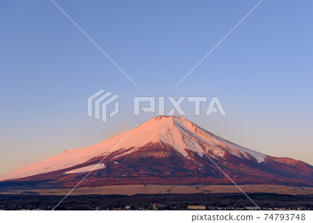 Red Fuji in midwinter and clear sky 74793748