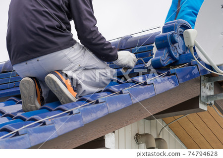 屋頂上的灰泥工作 74794628