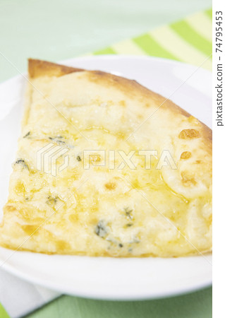 Delicious Gorgonzola cheese pizza Delicious Gorgonzola cheese pizza 74795453