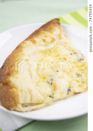 Delicious gorgonzola pizza Delicious gorgonzola pizza 74795454