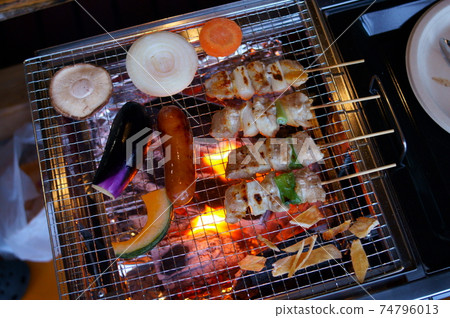 燒烤爐上的木炭燒烤食物 燒烤爐上的木炭燒烤食物 74796013