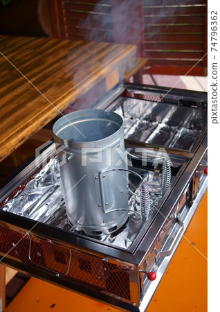 Start a charcoal fire on the BBQ stove Start a charcoal fire on the BBQ stove 74796362
