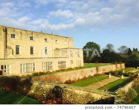 Castle, province or a provincial ministry, office 74796867